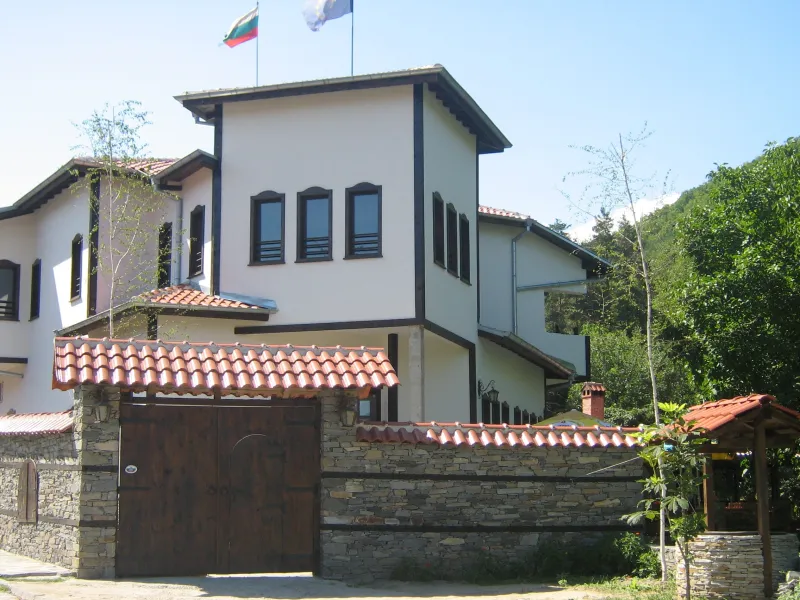 Ресторант Водопада в с. Храбрино (кадър от 2010 г.)