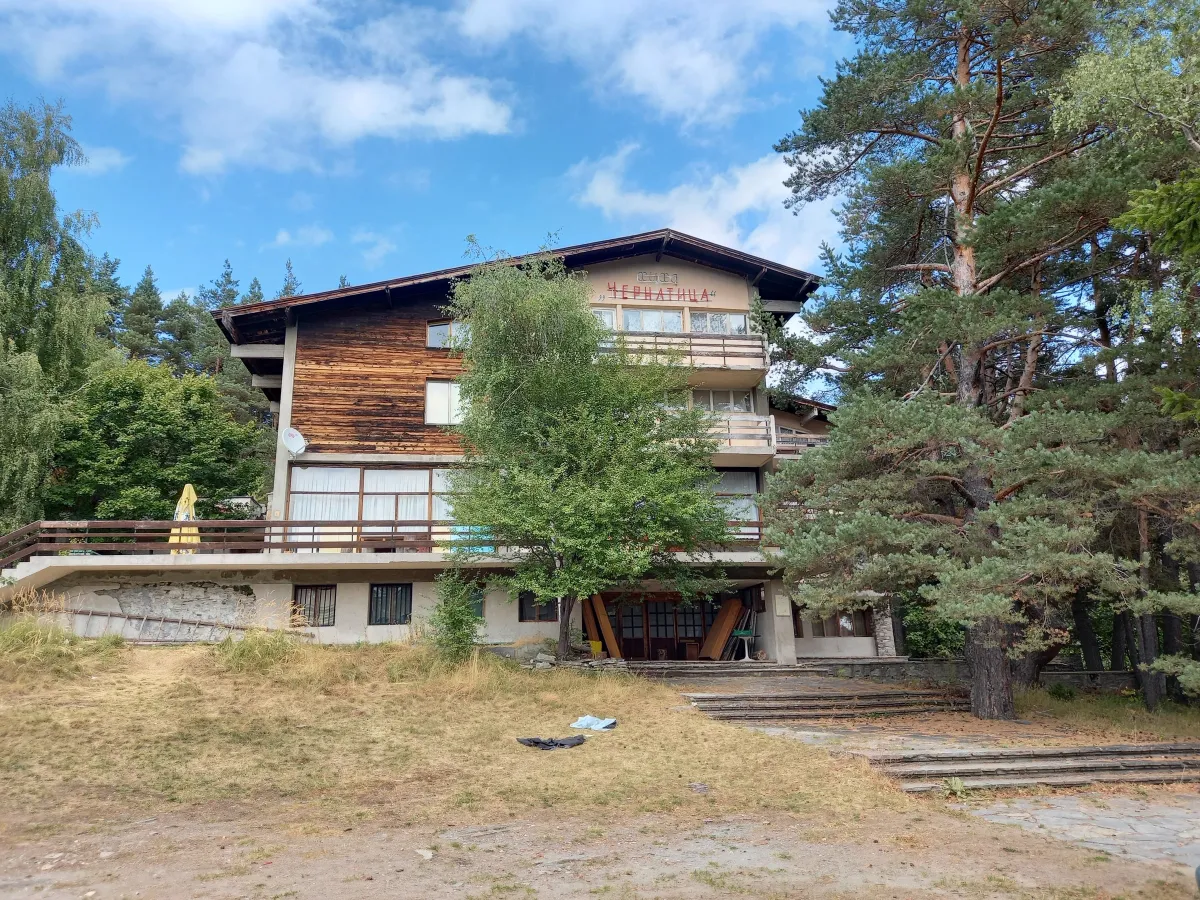Хижа Чернатица в рида Чернатица, Западни Родопи